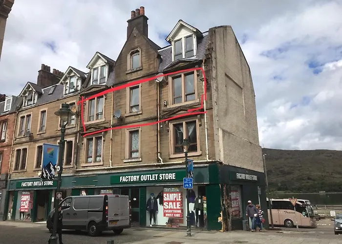 Prime Location Rooms In High Street